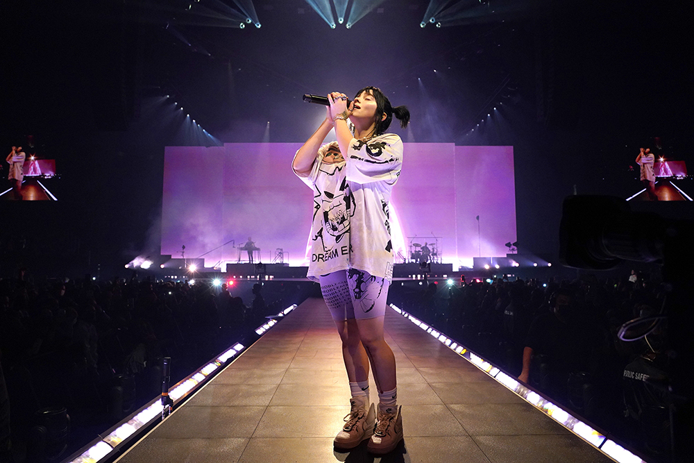 ビリー・アイリッシュ、クリスマス定番曲「オー・ホーリー・ナイト  