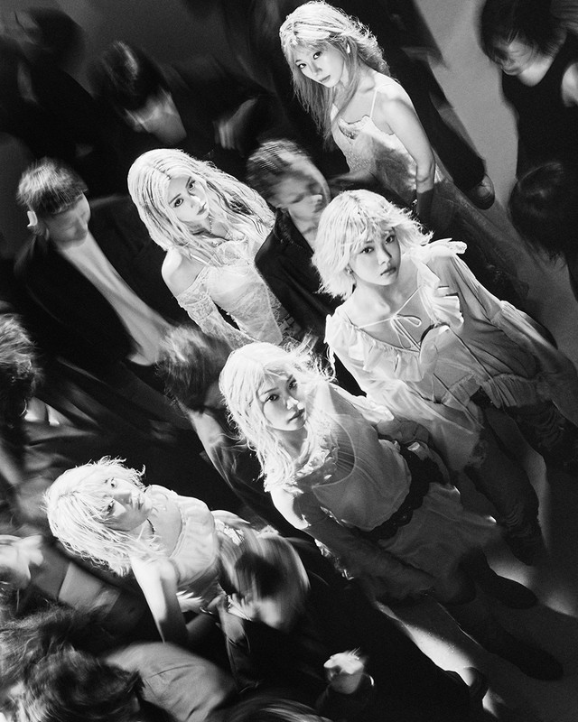 「LE SSERAFIM、モノクロで“熱さ”を表現したコンセプトフォト「DRENCHED VETIVER」公開」1枚目/7