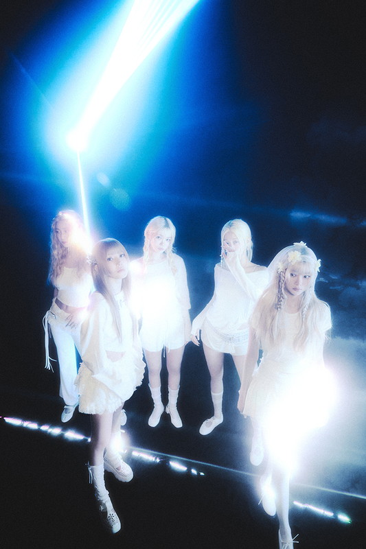 「LE SSERAFIM、輝く“情熱”を表現したコンセプトフォト「BLEACHED AURA」公開」1枚目/7