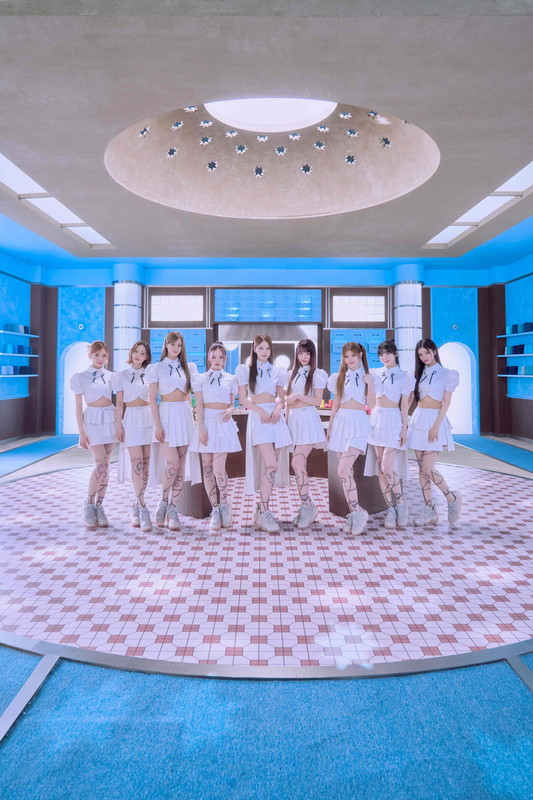 「NiziU」2枚目/2