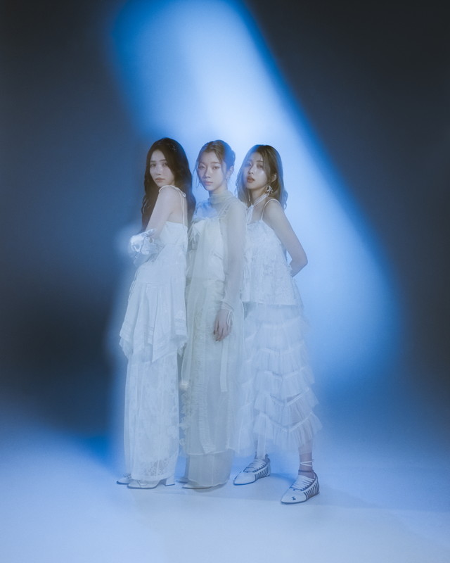 「IS:SUE、青い世界の中に佇む「コエ」アートワーク公開」1枚目/4