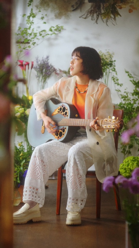 「汐れいら、アニメ『薫る花は凛と咲く』EDテーマ「ハレの日に」弾き語り映像公開」1枚目/2