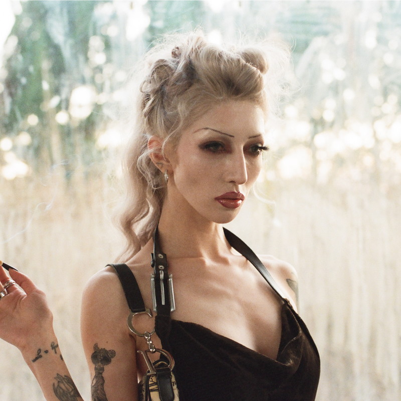 歌代ニーナ、映画『プラダを着た悪魔』ミランダに愛を込めた新曲のMV