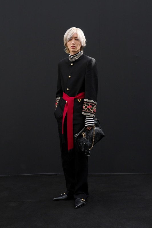 「道枝駿佑（なにわ男子）／SOOBIN（TXT）／REI＆LIZ（IVE）ら、ヴァレンティノのファッションショーに来場」1枚目/5