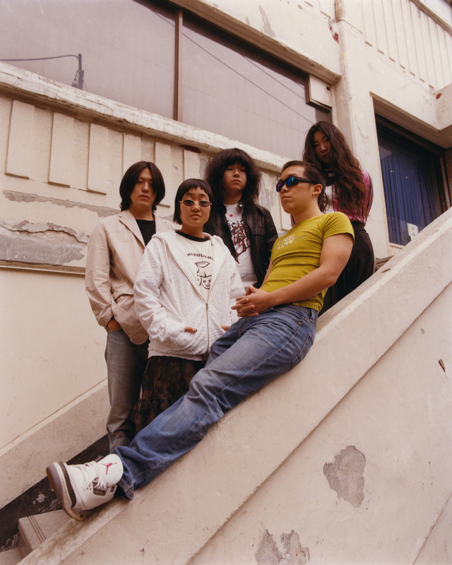 「多国籍オルタナティブK-POPバンドのBalming Tiger、Yaejiを迎えたダブル・シングルをリリース」1枚目/2