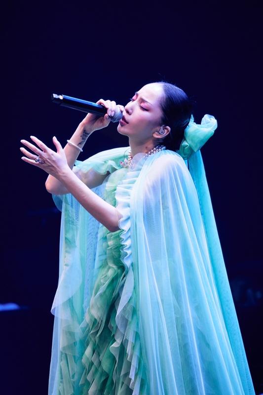 「中島美嘉、最新ソウル公演より「雪の華」ライブ映像公開」1枚目/2