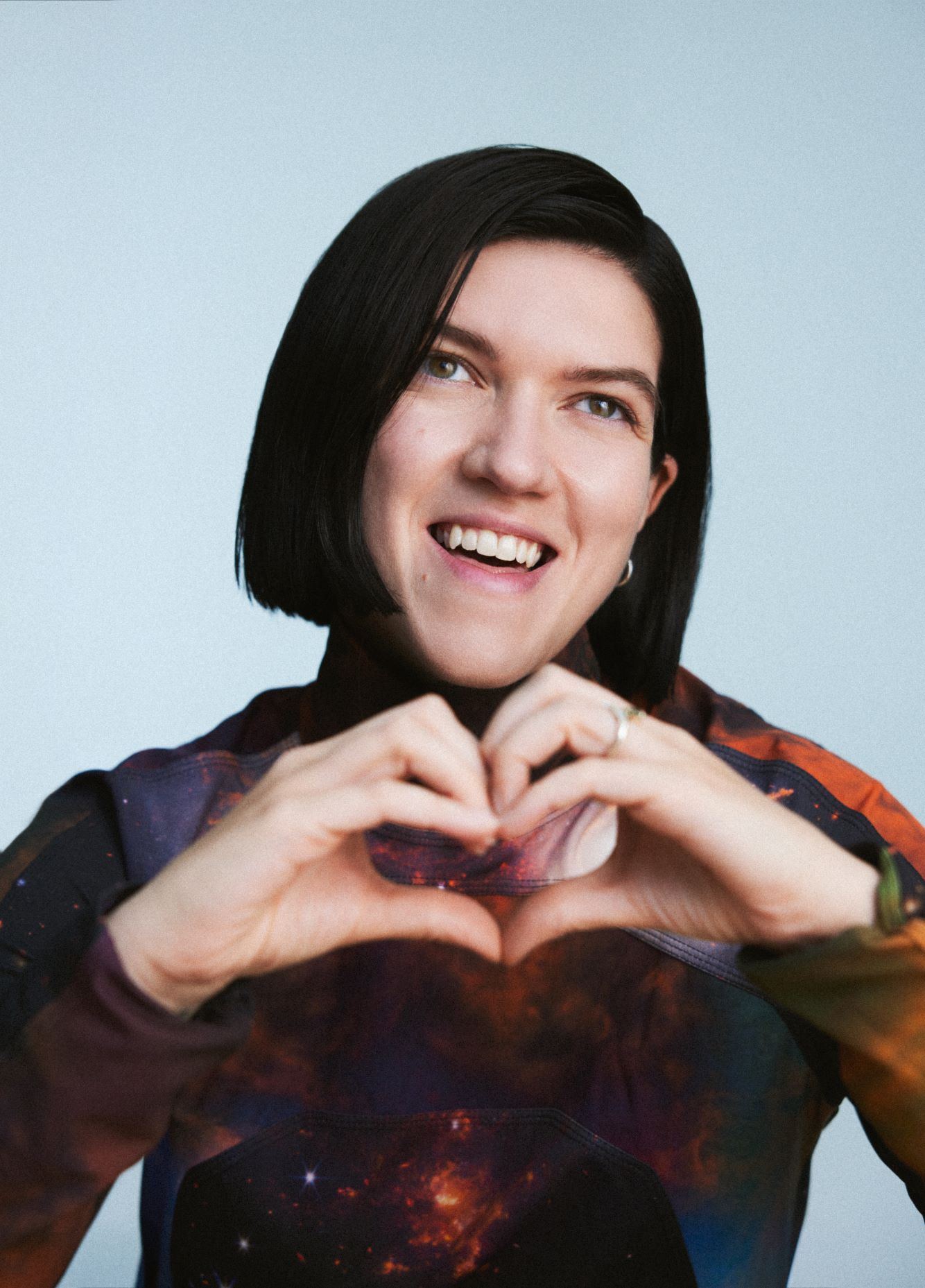 ザ・エックス・エックスのロミー、自由と解放を力強く訴える「Love Who