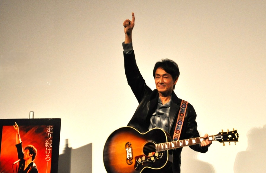 吉田栄作が「ハングリ－・ハ－ト」を弾き語りで披露 『スプリングス