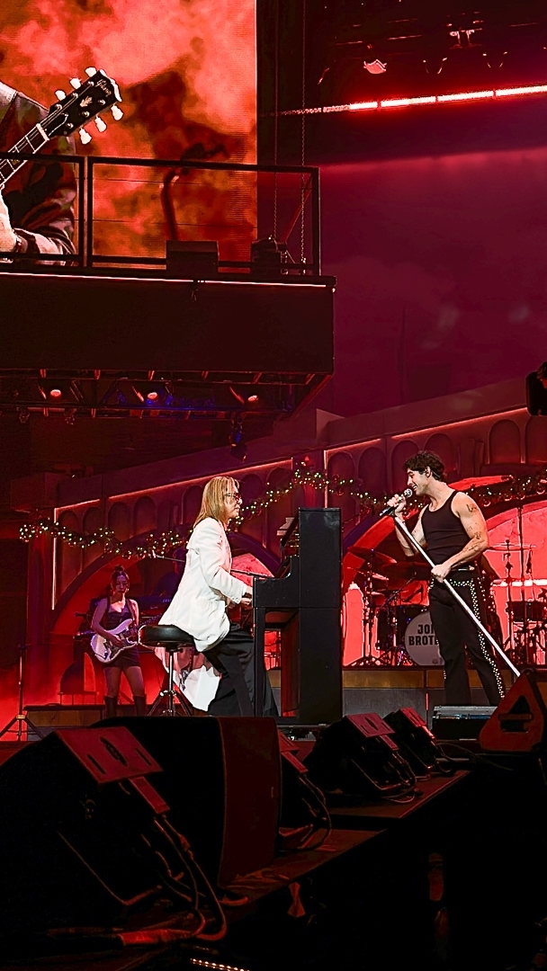 「YOSHIKI、ジョナス・ブラザーズのNYツアー・ファイナルに“ぶっつけ本番”でゲスト出演」1枚目/4