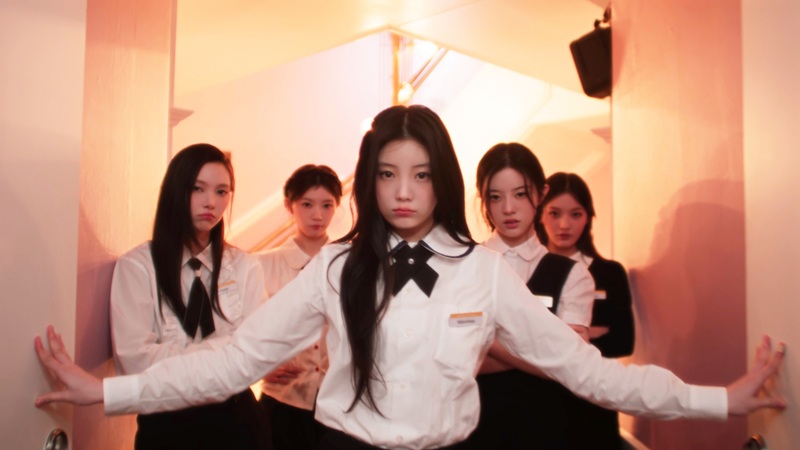 ILLIT、魔法のレストランでクラシカルな制服ルックでパフォーマンス