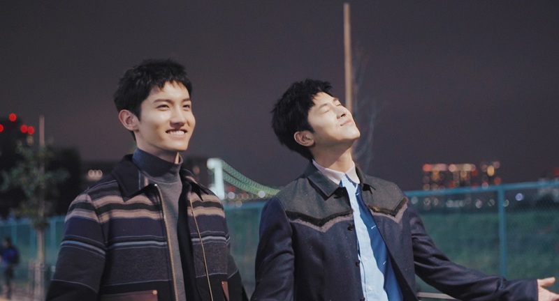 東方神起の映画『IDENTITY』、“柔らかな表情／真剣な表情”対照的な2枚