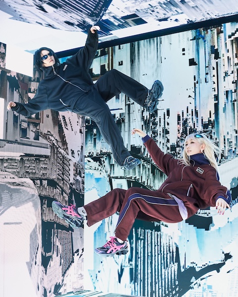 「YOASOBI、ASICSとのコラボレーションアイテムを発表＆本人出演のメインムービーを公開」1枚目/4