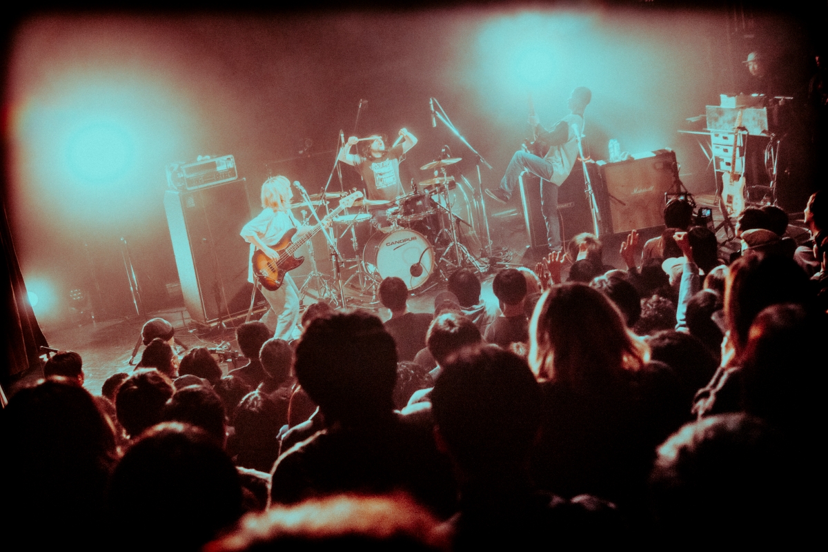 ライブレポート＞Nikoん 混沌と迸りの境界線で響き続けた【アウト