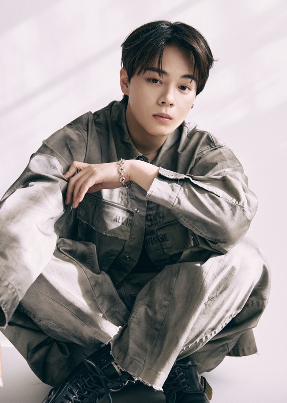 「元JO1鶴房汐恩、ソロ活動再開に対する想いを綴る」1枚目/2