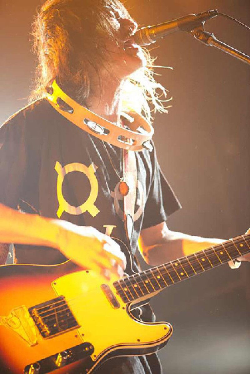 ロック界の奇行師アルカラ 超満員の会場で渾身の演奏＆紙芝居も