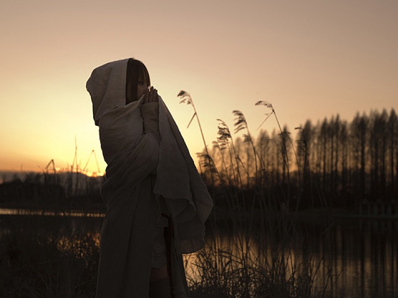 「“謎の美少女”藍井エイルの素顔が解禁 都内某所で初ライブ」1枚目/2