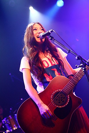 「北海道発、カナダ経由の才気溢れる女性シンガーがデビュー宣言」