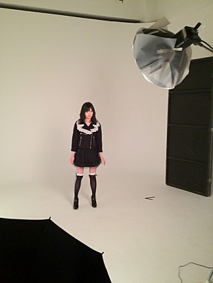 「新鋭バンドの紅一点ギタリスト メイドコスプレ初披露」