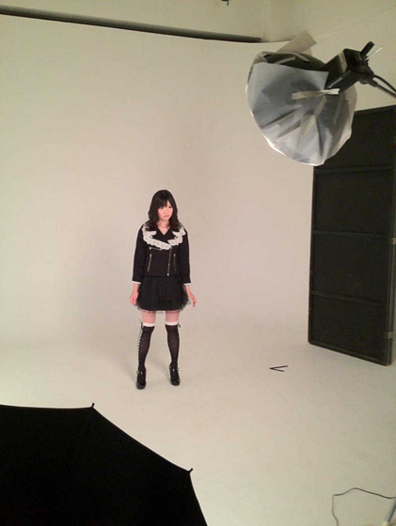 「新鋭バンドの紅一点ギタリスト メイドコスプレ初披露」1枚目/5