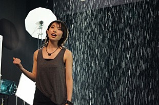 「家入レオ 2作連続オリコンTOP10入り、雨の中で歌うCMも」