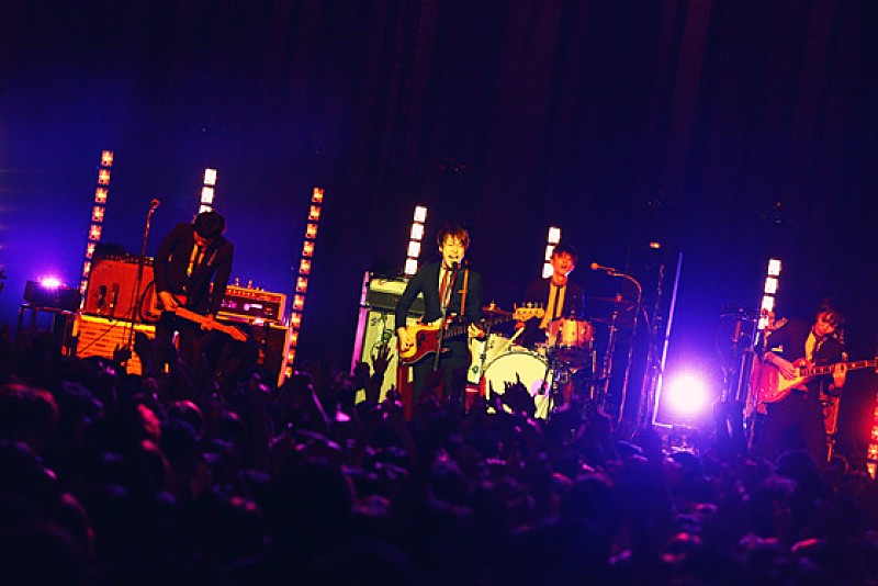 「THE BAWDIES ツアー東京公演で「悲しみと戦うには…」」1枚目/11