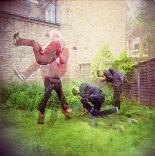 「フジロック出演を控えた英リーズの新人、アルト・ジェイの最新PVが公開」