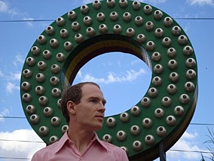 「カリブーの別名義、ダフニが初のアルバム『ジャオロン』を10月3日に日本先行リリース」