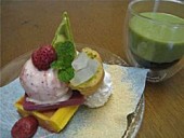 「審査員特別賞　『苺ドルチェ＆抹茶ラッテ ～美濃娘旅の途中で一休み～』東海北陸自動車道長良川SA（下り線）」5枚目/5