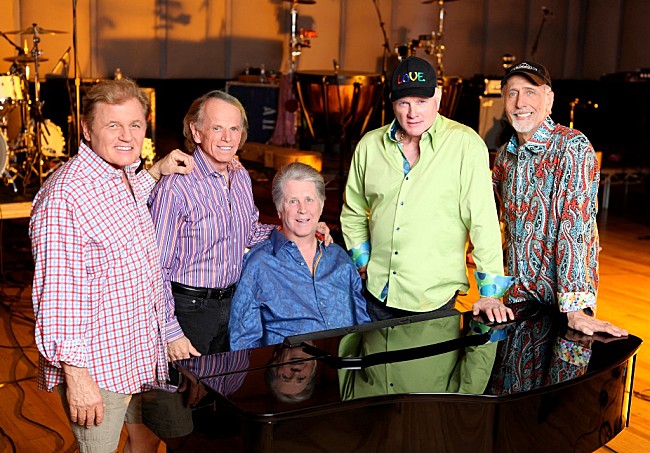 「まもなく来日するビーチ・ボーイズの記者会見を生中継」1枚目/3