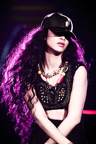 「リアーナが涙で語るクリス・ブラウンとの破局、故郷への想い…」