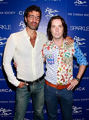 「ルーファス・ウェインライトがゲイ・パートナーと結婚！　昨年には第一子も」