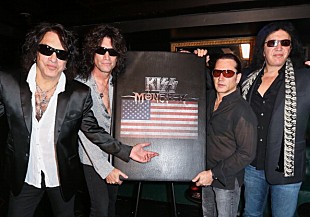 「ＫＩＳＳ、およそ34万円の巨大写真集リリース！　結成40周年を記念」