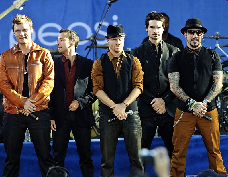 バックス、再び5人揃っての初ライヴ！　～来年ニュー・アルバムも