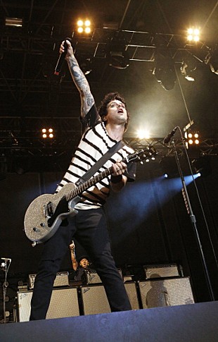 「グリーン・デイのビリー・ジョー・アームストロングがイタリアで入院」