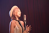「BENI 第2の故郷LAでライブ、EXILEやスティーヴィーをカバー」1枚目/3