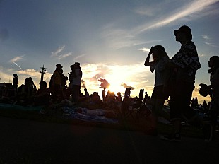 「BAYCAMP 2012、工業地帯に夜通しロックが鳴り響く」