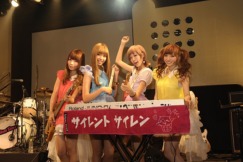 「（左より）b.あいにゃん（24）、dr.ひなんちゅ（21）、vo＆g.すぅ（19)、key.ゆかるん（23）」3枚目/3