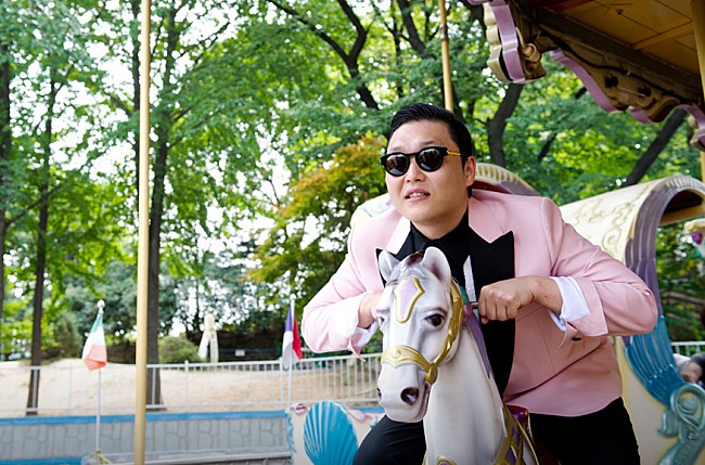 「「Gangnam Style」首位獲得ならず、2週連続2位に」1枚目/2