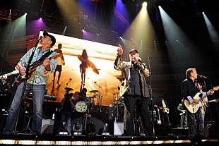 「ビーチ・ボーイズからB・ウィルソンがクビ？　マイク・ラヴは否定」