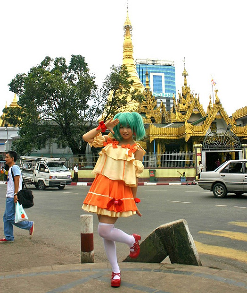 可愛いコスプレアイドル ミャンマー最大規模の見本市に
