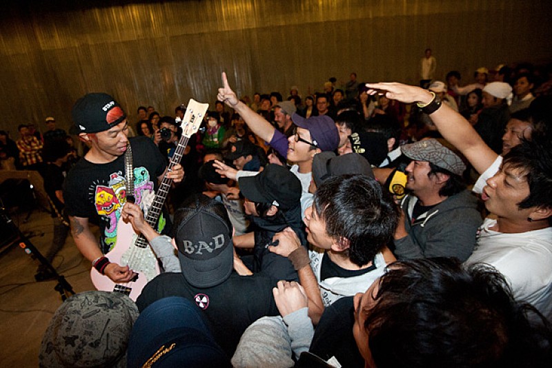 「難波章浩 被災地でフリーライブ、その模様をYouTubeにアップ」1枚目/3