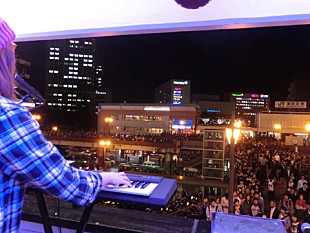 「奥華子 原点の場所で街頭ライブ、3千人が殺到」