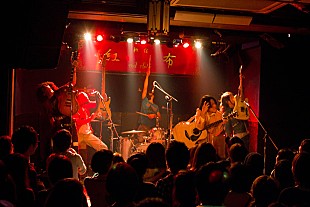 「井乃頭蓄音団 新宿で避妊具や公衆便所を歌うやりたい放題」