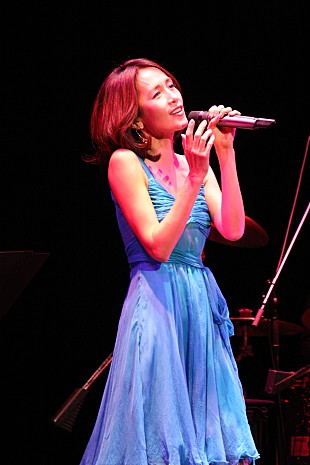 「工藤静香、デビュー25周年記念ライブを新旧ヒット曲で鮮やかに彩る」