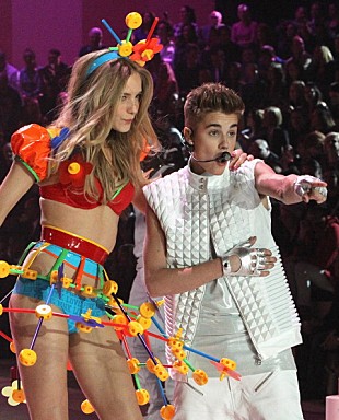 「下着ファッション・ショーにビーバー、リアーナが登場」