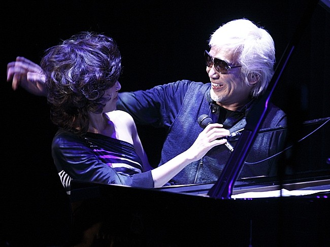 「ケイコ・リー アルバム発売記念ライブに玉置浩二がサプライズ登場 」1枚目/3