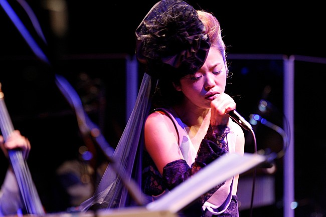 「Chara やさしさに満ちたプレミアム公演が終了」1枚目/13