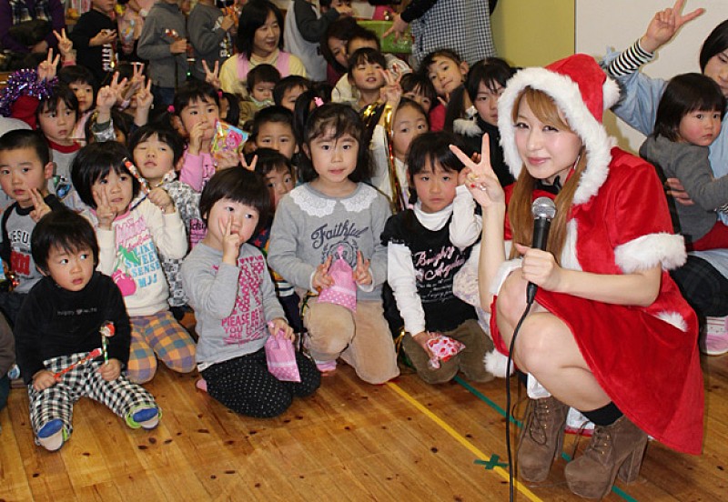 三浦サリー ミニスカサンタ姿で福島の子どもたちへXmasプレゼント