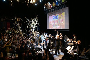 「EW&amp;Fの名曲に彩られ、2013年へと華やかに船出」