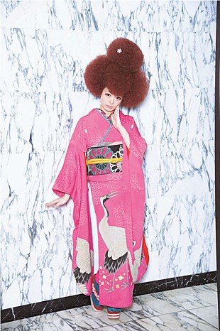 「きゃりー 20歳記念の新曲MVでツインテールからポニテへ一新」